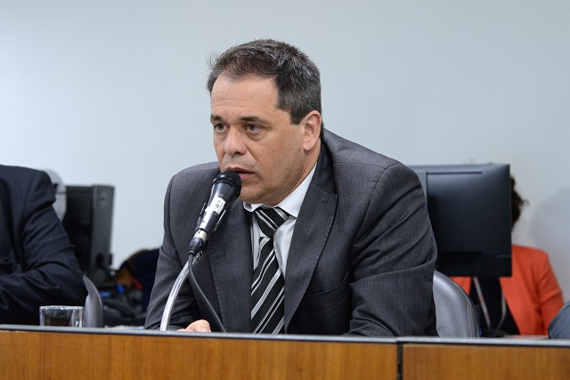 Deputado Glaycon Franco discursa em defesa da universalização do acesso à internet no Brasil