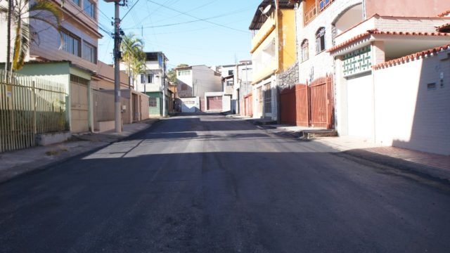 Bairros de Lourdes, Rosário e Albinópolis são beneficiados com obras de pavimentação em Lafaiete