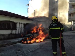 Carro pega fogo no centro de Lafaiete e assusta moradores