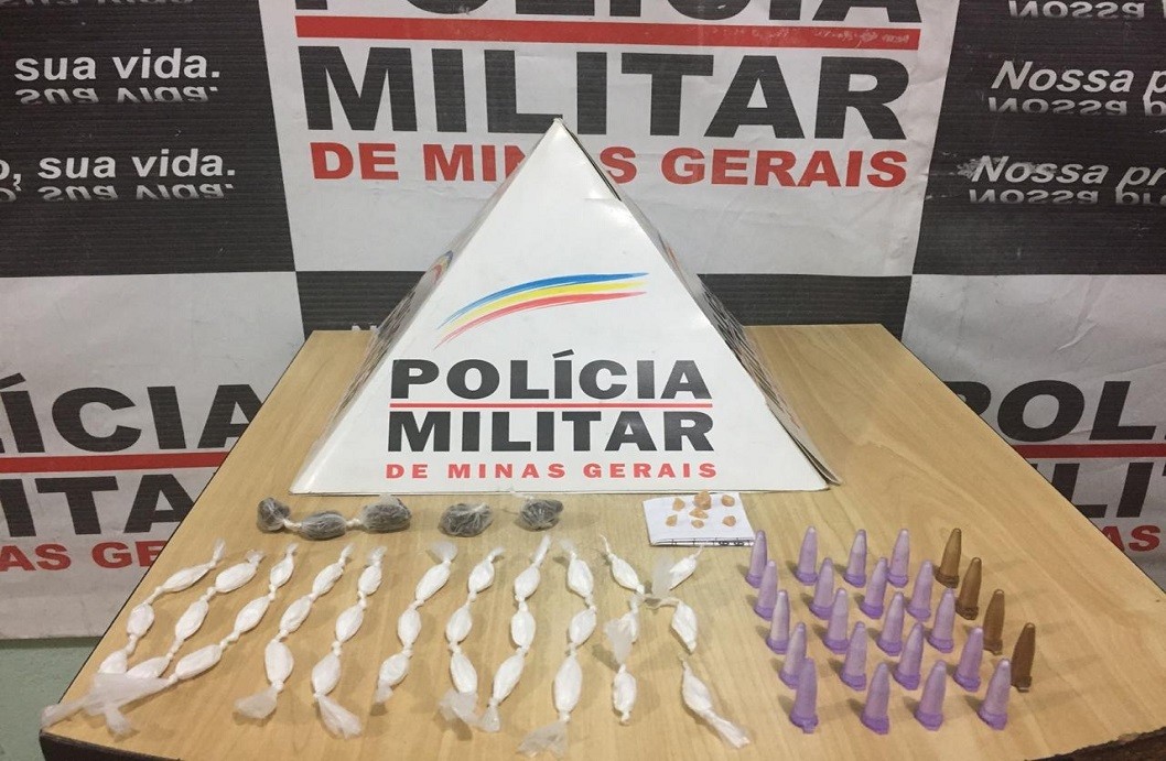 Drogas, dinheiro do tráfico e arma de fogo foram apreendidos durante operações da Polícia Militar