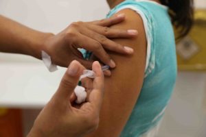 Vacinação de rotina contra outras doenças é fundamental em tempos de covid-19