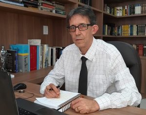 Confira a crônica do advogado e escritor Sílvio Lopes:Entre versos e homens