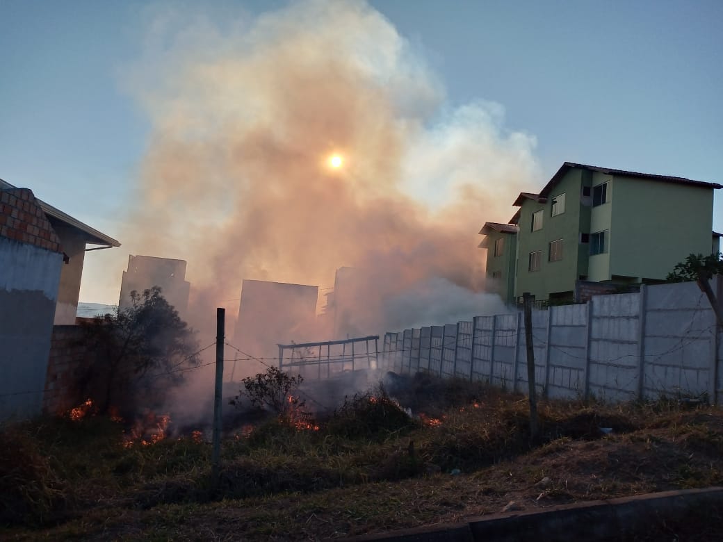 Vizinho coloca fogo em lote e causa transtornos aos  moradores no Novo Horizonte