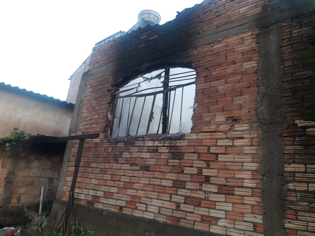 Incendio atinge residencia em Congonhas MG