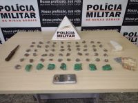 Polícia Militar apreende mais de 100 buchas de maconha, além de cocaína, crack e materiais do tráfico