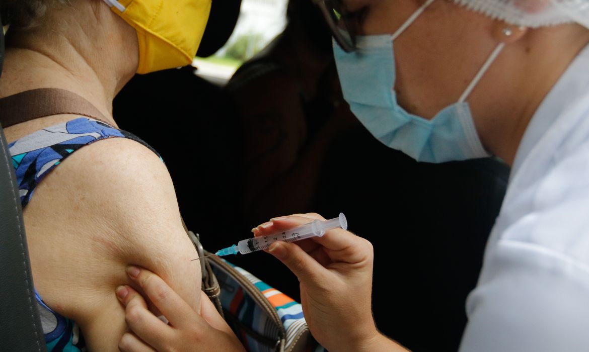 Autoridades alertam para golpe da vacina em Barbacena