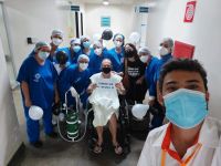 Hélio Campos vence a Covid-19 e deixa hospital com homenagens