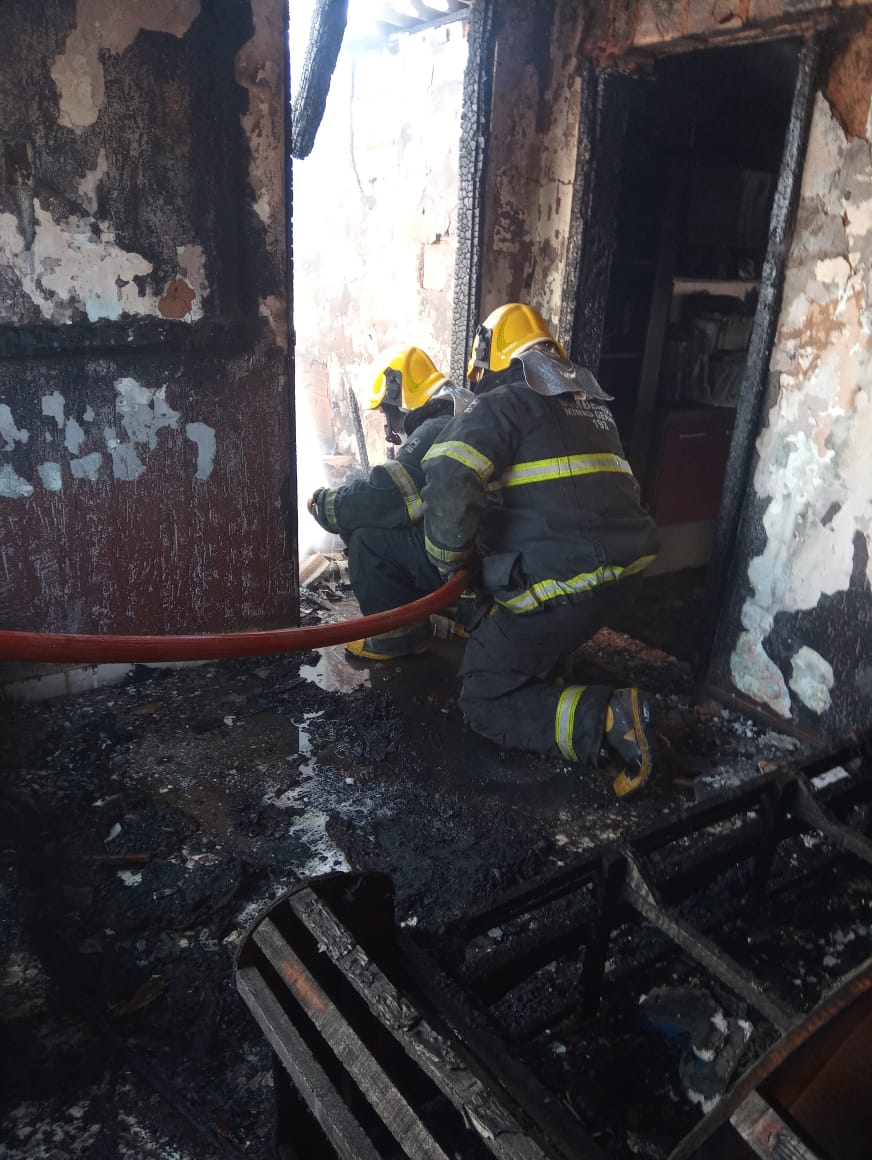 Incêndio em residência na rua Adolfo Siqueira, bairro Santa Matilde em Conselheiro Lafaiete.