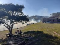 Bombeiros combatem incêndio que ameaçava area rural