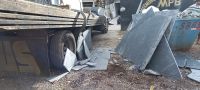 Pedras de ardósia de 210 kg  caem de caminhão e deixam dois homens gravemente feridos em marmoraria