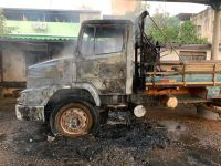 Cabine de caminhão fica destruída após incêndio