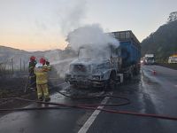 Incêndio atinge cabine de carreta e vegetação às margens de rodovia