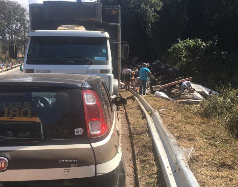 Seis pessoas são presas suspeitas de saquear carga de caminhão tombado na BR – 040