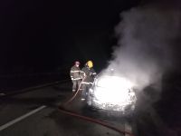 Carro incendeia após atropelamento e morte de pedestre