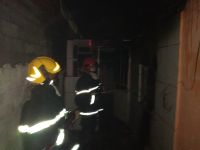 Bombeiros combatem incêndio em residência