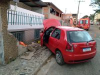 Veículo atinge muro de casa no bairro São Dimas