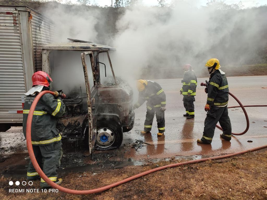 Caminhão pega fogo na BR 040