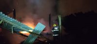 Bombeiros combatem incêndio que atingiu marcenarias