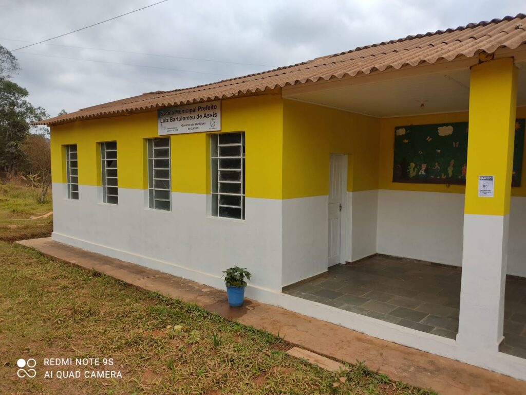 Prefeitura de Lamim realiza reforma de escola da comunidade do Martins.