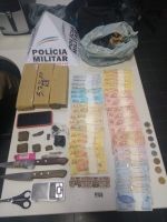 Traficante  é preso com droga, dinheiro, balança e outros materiais utilizados para o tráfico