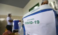 Vacinação em Minas imuniza quase 60% da população e reduz casos graves de covid-19