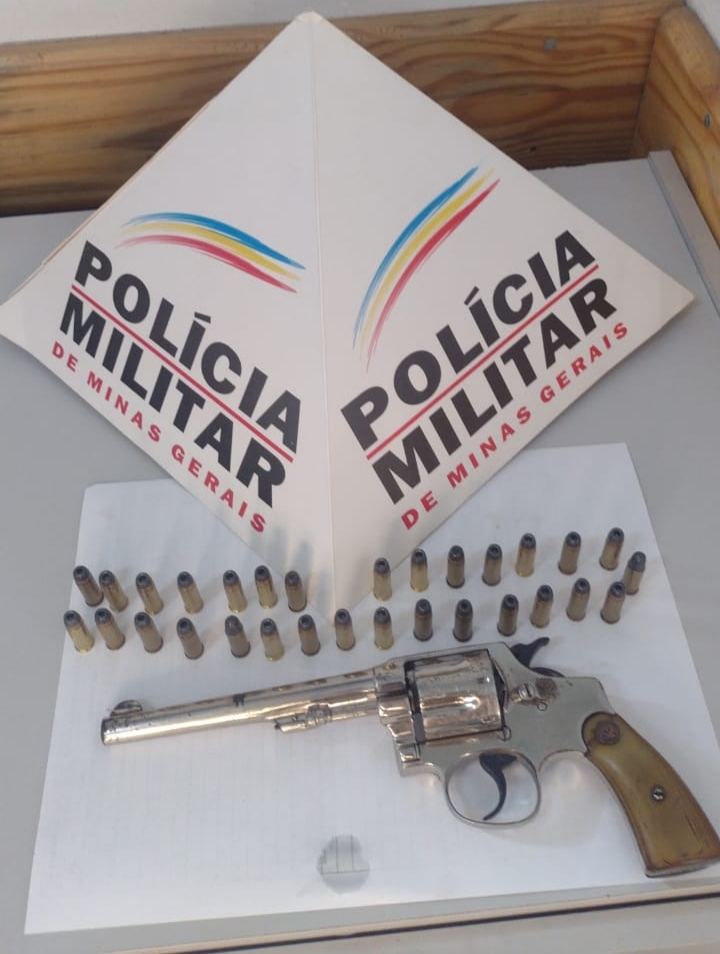 Revólver e munições apreendidos por militares na zona rural de Moeda