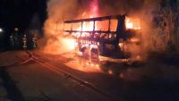 Ônibus que transportava 50 passageiros pega fogo em Gagé