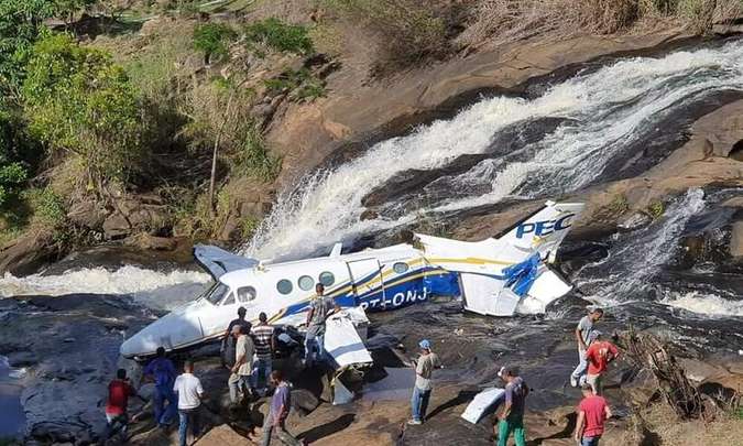 Avião que levava Marília Mendonça cai em riacho próximo a Piedade de Caratinga, cantora tem show agendado em Ouro Branco