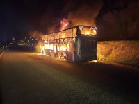 Ônibus com 49 passageiros  pega fogo na BR 040