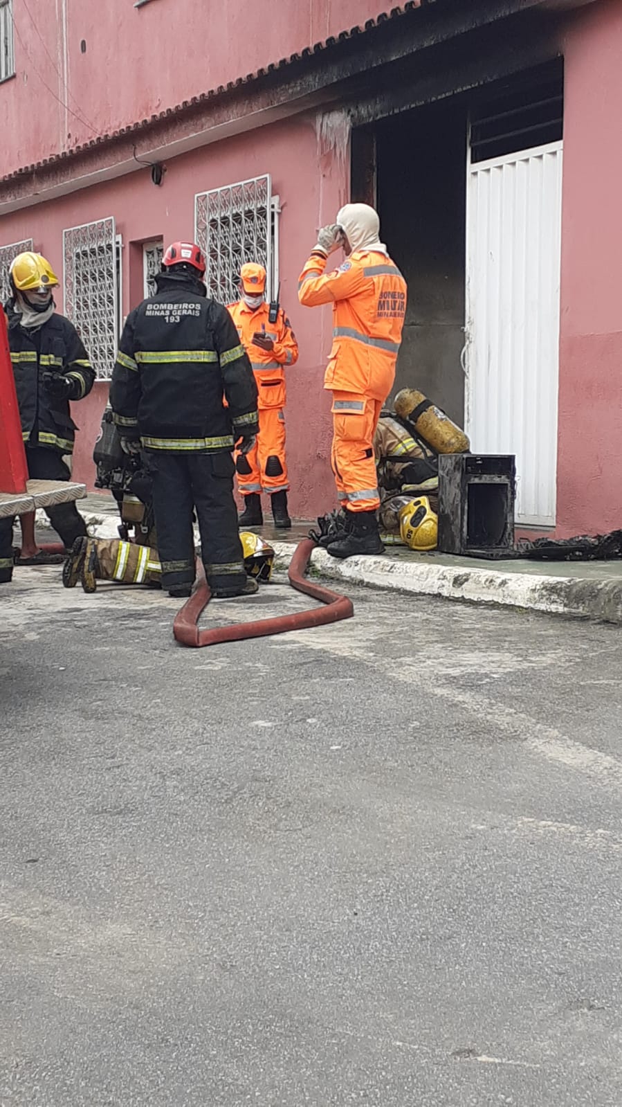 Bombeiros combatem incêndio em casa no bairro São Sebastião