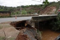 Cabeceira cede e provoca interdição da ponte de acesso ao bairro Santa Mônica em Congonhas