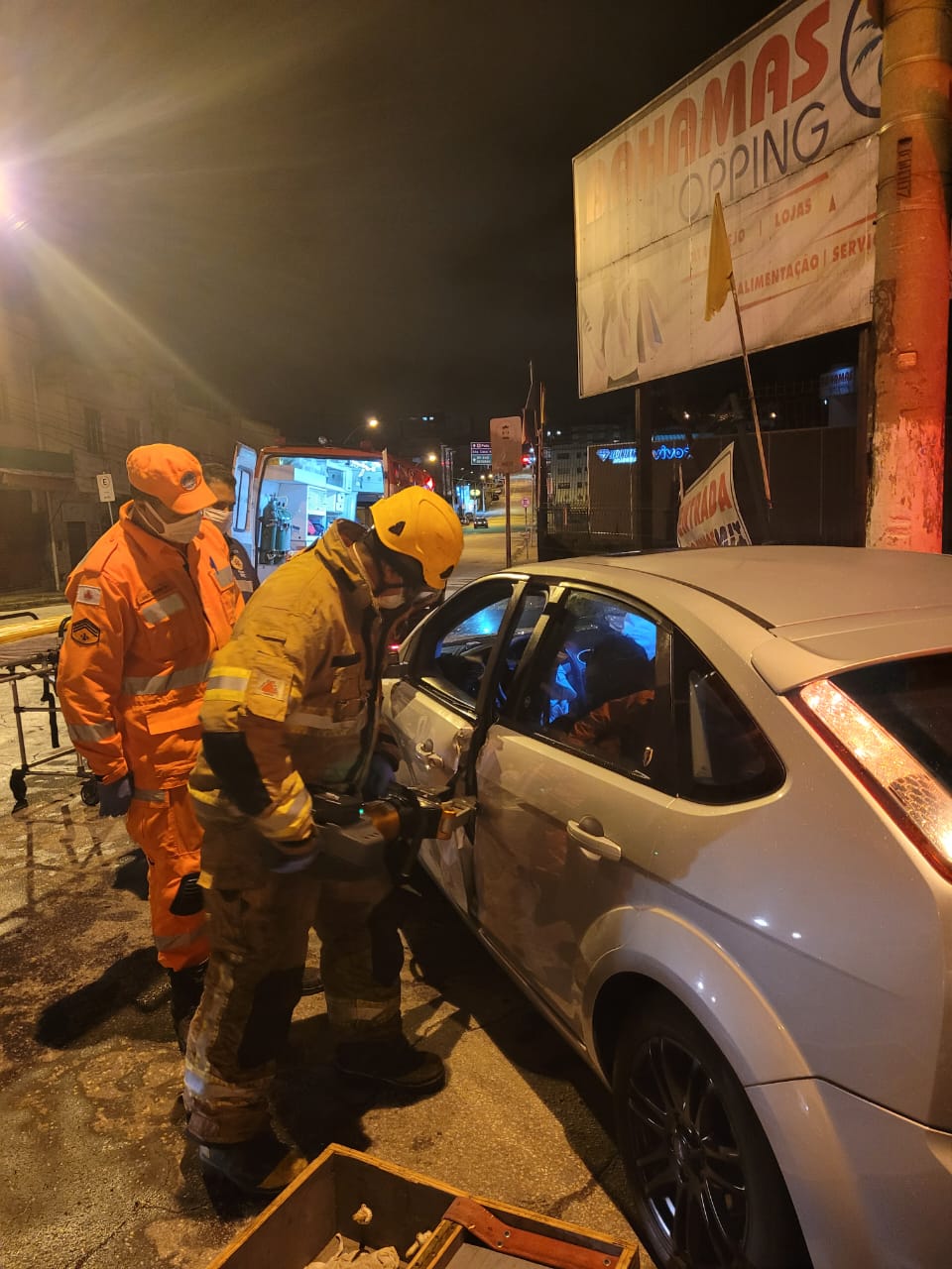 Barbacena: motorista perde controle de veículo, bate e fica preso às ferragens