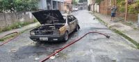 Carro pega fogo no meio da Rua em Barbacena