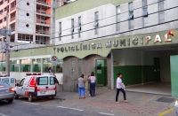 Policlínica Municipal não terá mais separação de portas para atendimento de pacientes da Covid-19 e clínico
