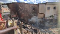 Corpo de Bombeiros combate incêndio em residência em Lafaiete