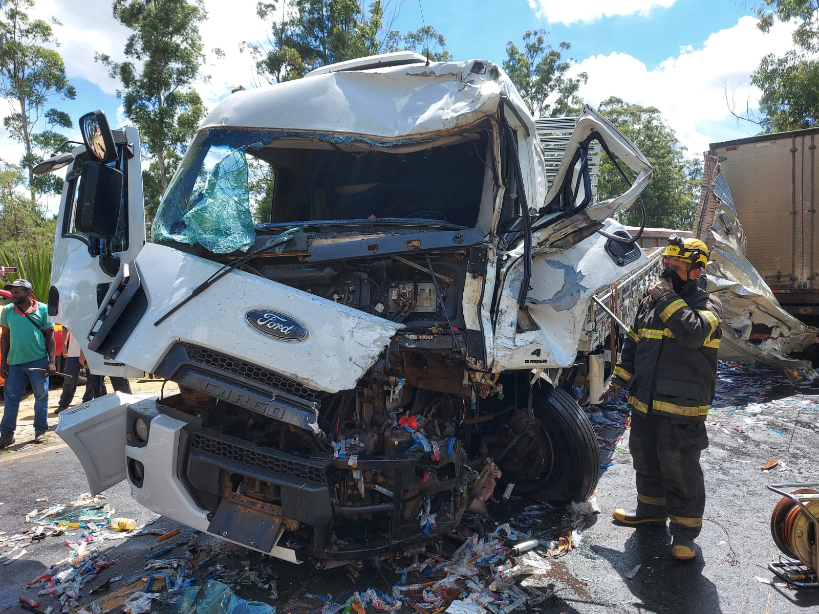 Motorista fica preso entre as ferragens após acidente entre dois caminhões