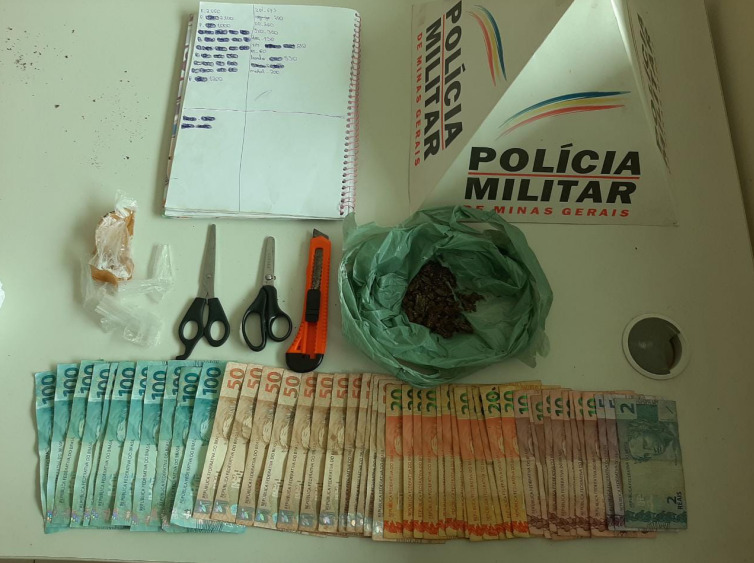 Acusado de tráfico é preso e polícia apreende droga e dinheiro em sua residência