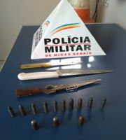Armas brancas e munições apreendidas durante registro de ocorrência de violência doméstica