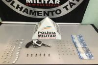 Polícia Militar apreende 31 pedras de crack, 26 papelotes da mesma substância r armas de fogo.