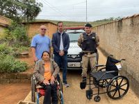Campanha “Pense Fora do Lixo” da Polícia Militar e voluntários realiza entrega de cadeira de rodas