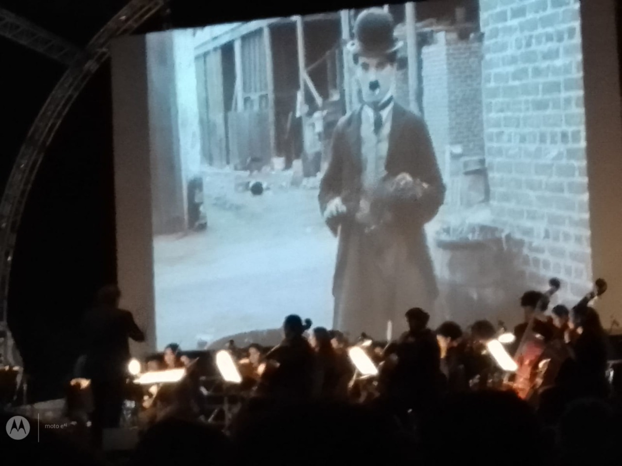 Sábado clássico – Orquestra e Chaplin levou multidão à praça da Matriz