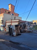 Caminhão perde o freio e atinge carros e casa em Barbacena