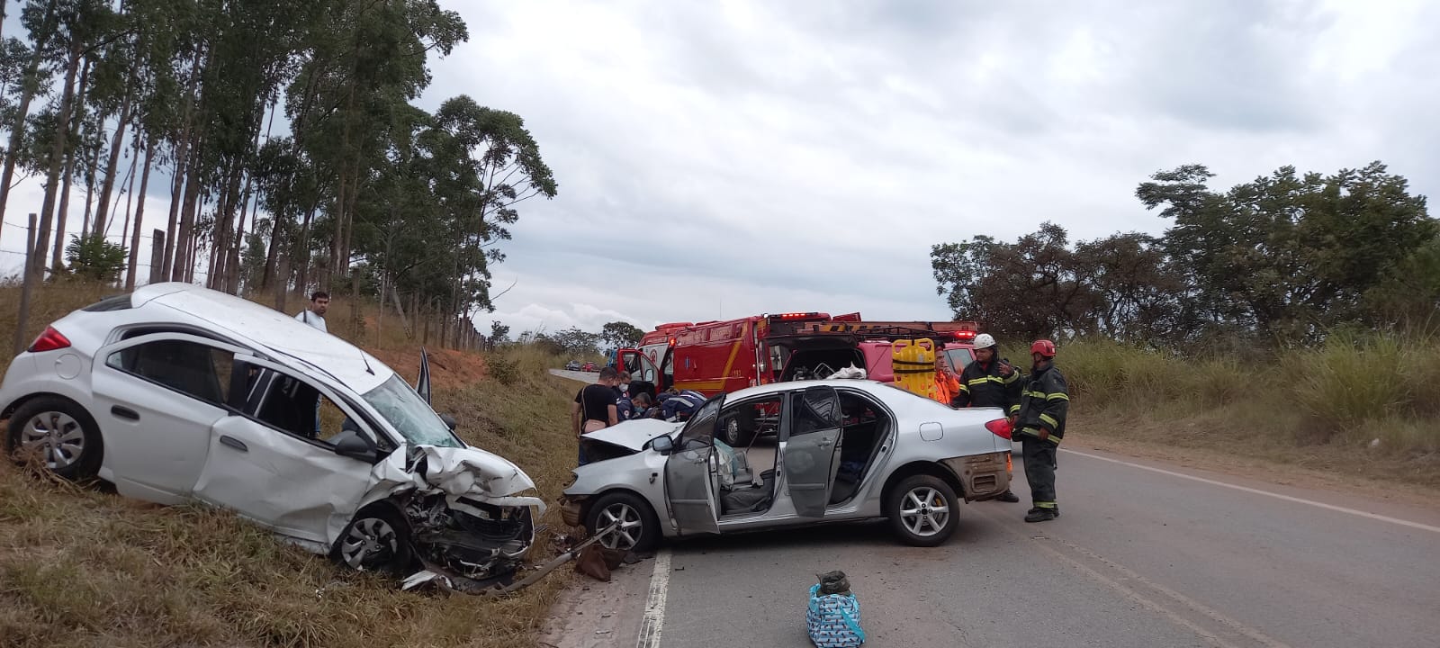 Bombeiros de São João del-Rei atendem acidente automobilístico na BR 265
