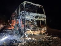 Ônibus que realizava viagens para aplicativo  fica destruído pelo fogo em Catas Altas da Noruega