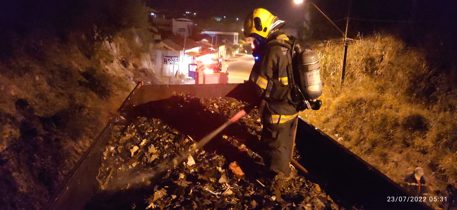 Bombeiros de Barbacena combatem incêndio em carga de uma carreta