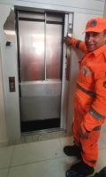 Bombeiros retiram homem que ficou preso em elevador
