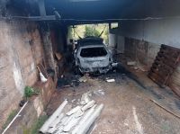 Bombeiros combatem incêndio em veículo dentro de garagem