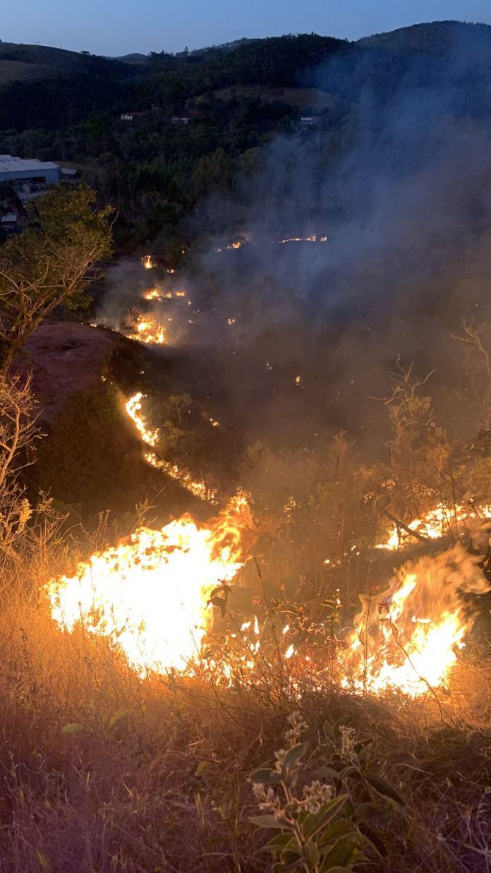 Bombeiros de Barbacena combatem incêndio de grandes proporções em Alfredo Vasconcelos