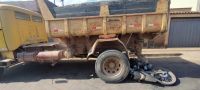 Motociclista bate em caminhão estacionado na via na Granja das Hortênsias