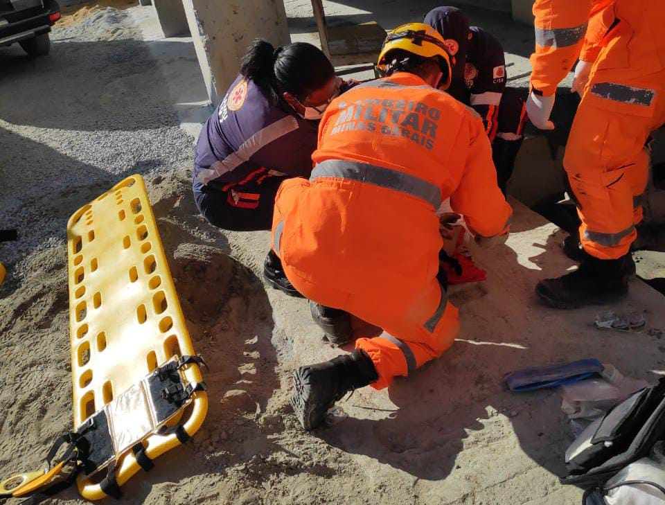 Trabalhador fica com os braços presos em misturador de concreto
